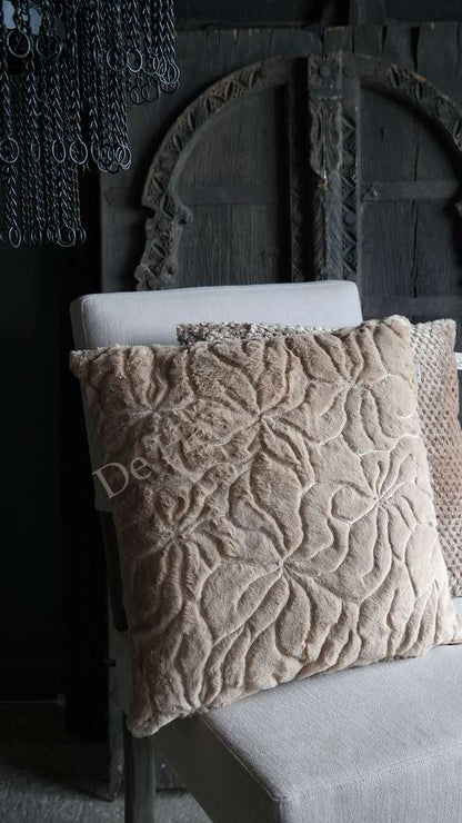 Kussen Ramyra bontlook nougat van De Hooyzolder, vierkant met zachte gequiltte textuur