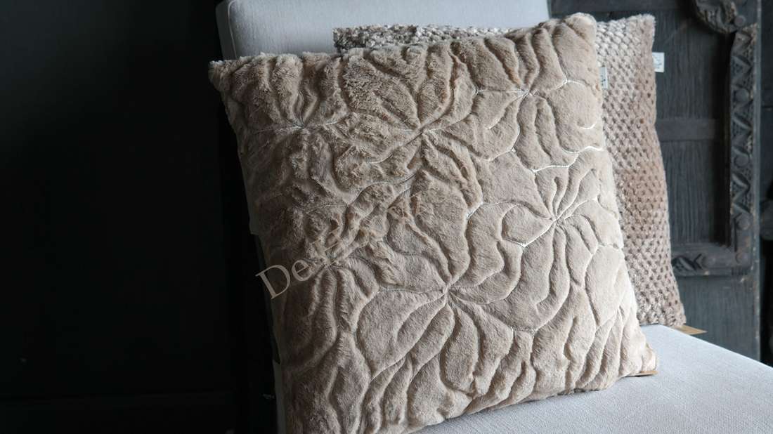 Kussen Ramyra bontlook nougat met bouclé-achtige textuur, De Hooyzolder