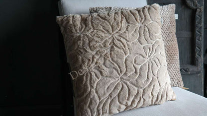 Kussen Ramyra bontlook nougat met bouclé-achtige textuur, De Hooyzolder