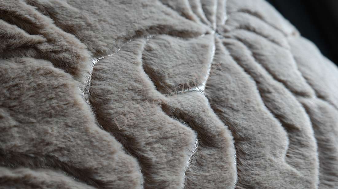 Kussen Ramyra bontlook nougat, close-up van bontachtige textuur