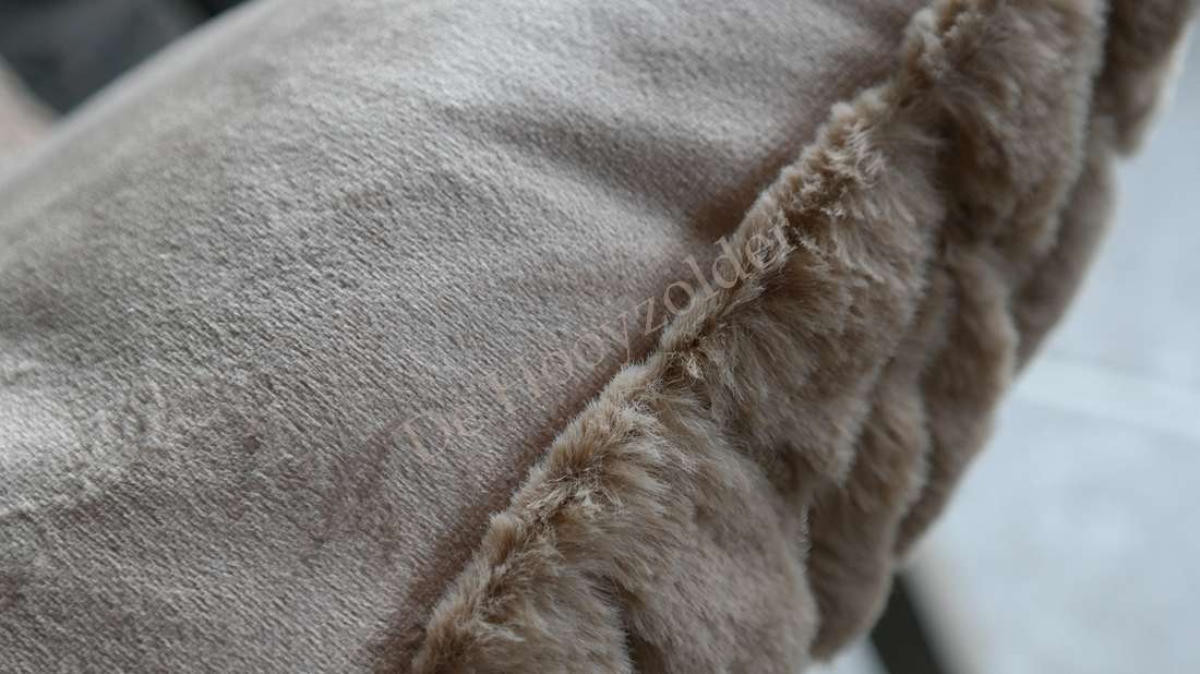 Kussen Ramyra bontlook nougat met zachte pluche stof en bontrand