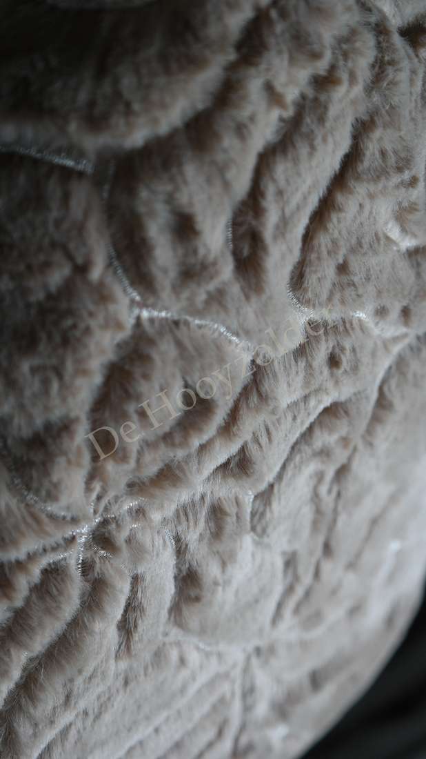 Kussen Ramyra bontlook nougat, pluche textuur in beige-nougat, De Hooyzolder