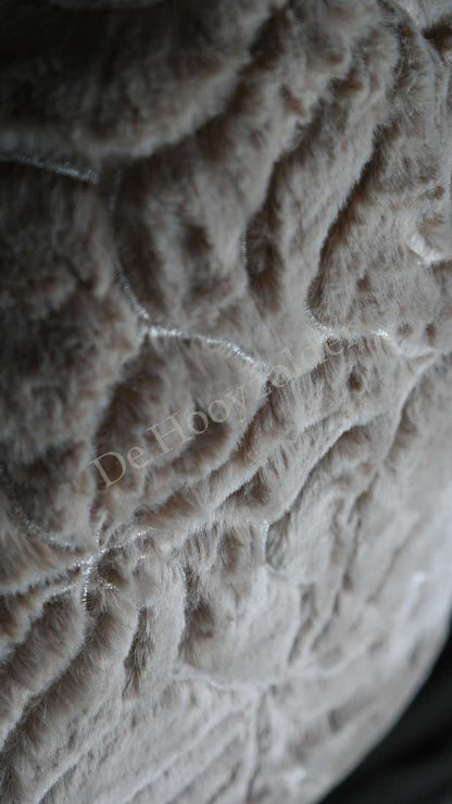 Kussen Ramyra bontlook nougat, pluche textuur in beige-nougat, De Hooyzolder