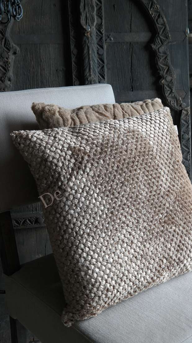 Kussen Rick fluffy nougat van De Hooyzolder, bouclé textuur in taupe-bruin
