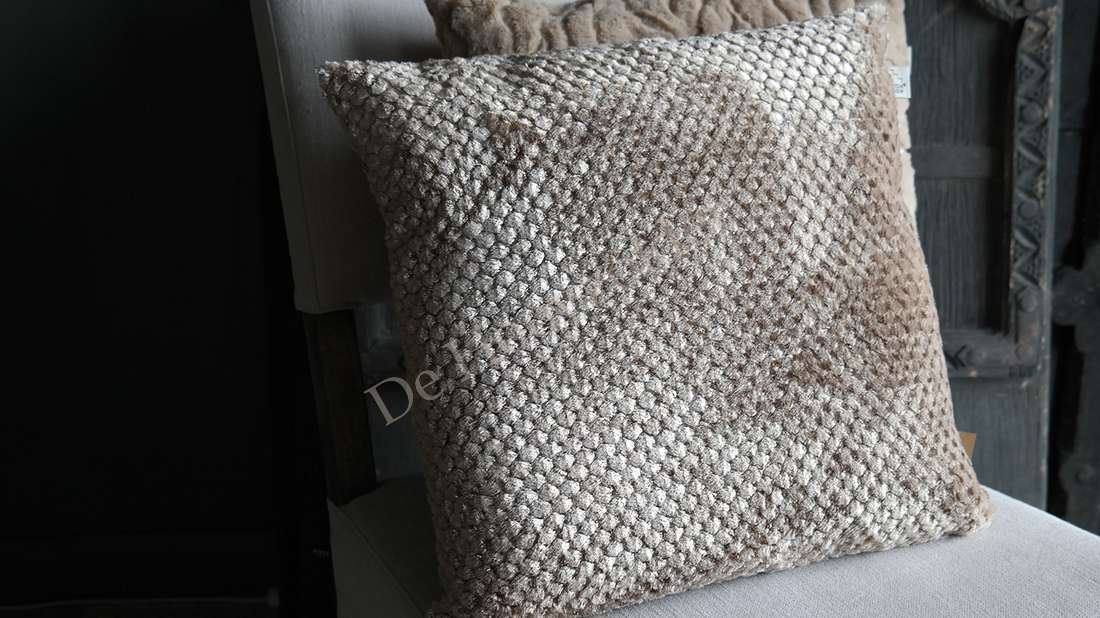 Kussen Rick fluffy nougat van De Hooyzolder met bouclé textuur in bruin.