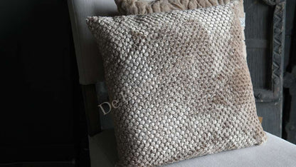 Kussen Rick fluffy nougat van De Hooyzolder met bouclé textuur in bruin.