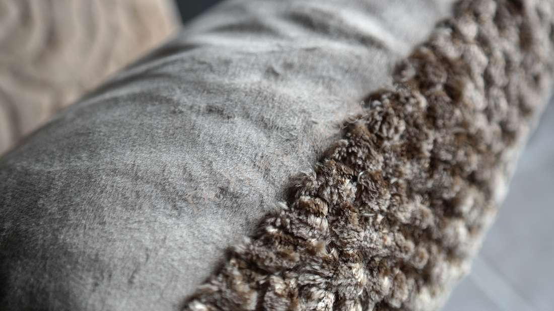 Kussen Rick fluffy nougatkleur met grijze fluwelen voorkant en wollige rand