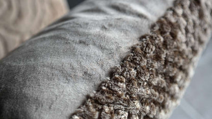 Kussen Rick fluffy nougatkleur met grijze fluwelen voorkant en wollige rand