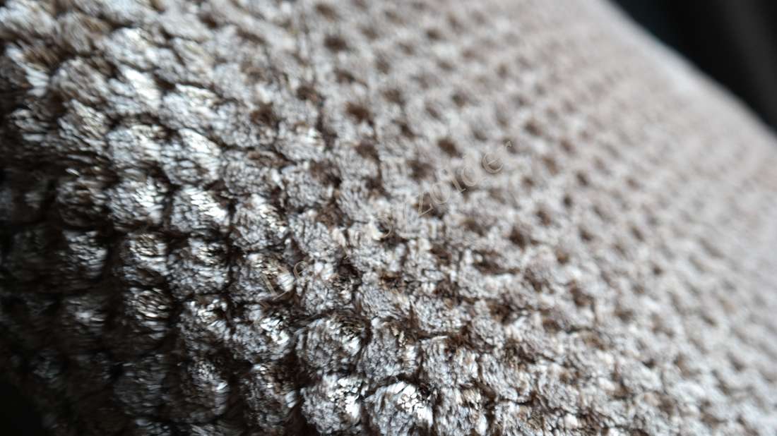 Kussen Rick fluffy - nougat, close-up van de pluizige textuur en de subtiele nougatkleur