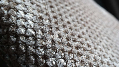 Kussen Rick fluffy - nougat, close-up van de pluizige textuur en de subtiele nougatkleur