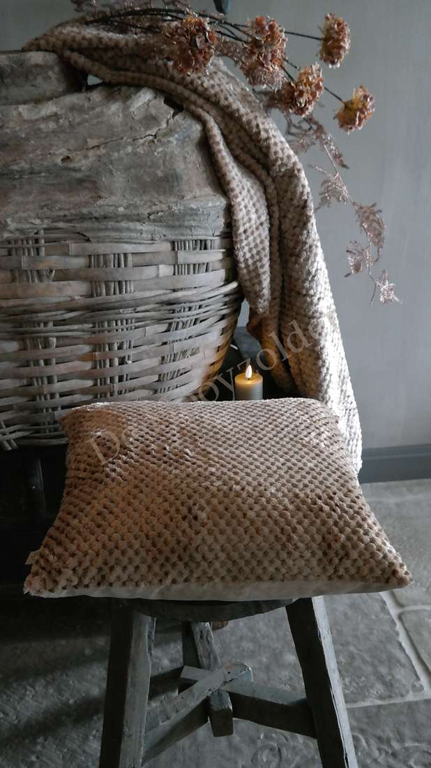 Kussen Rick fluffy nougat van De Hooyzolder, beige kussentje met bouclé-textuur