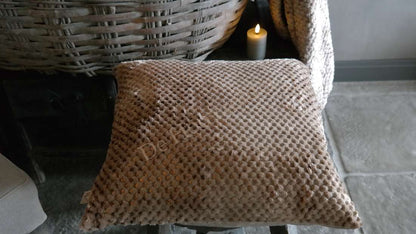 Kussen Rick fluffy nougat met zachte gebreide textuur