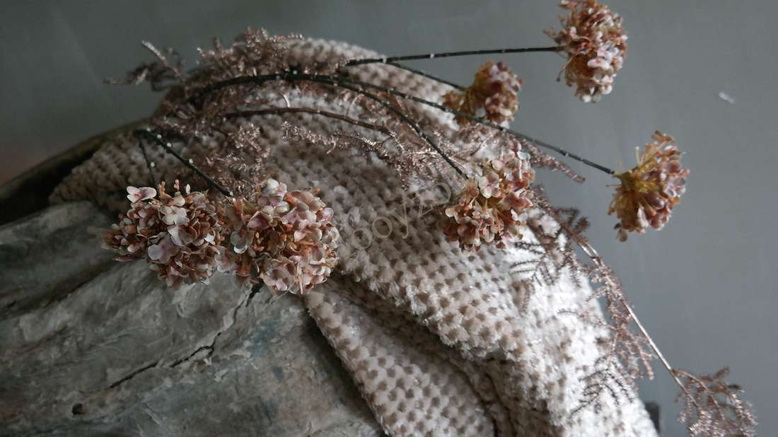 Plaid Rick fluffy - nougat, zachte pluizige plaid in nougatkleur met gedroogde bloemen op een rotsachtergrond
