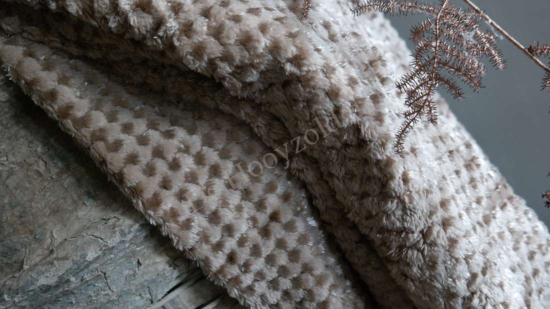 Plaid Rick fluffy in nougat, merk De Hooyzolder zichtbaar, zachte textuur.