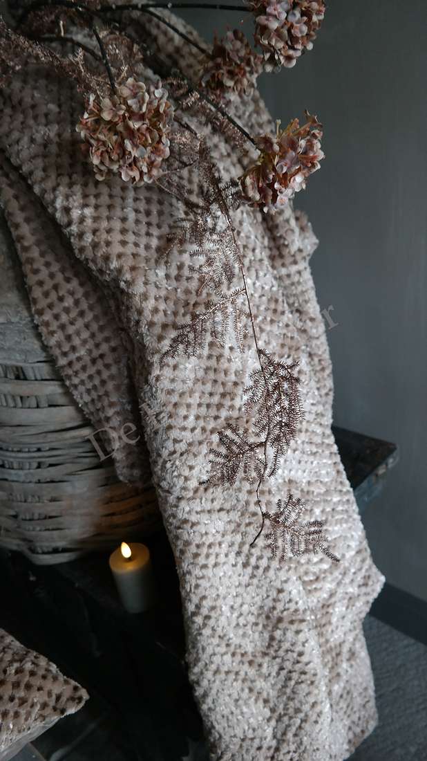 Plaid Rick fluffy - nougat, crème-beige gebreide plaid met bruine takmotieven, De Hooyzolder