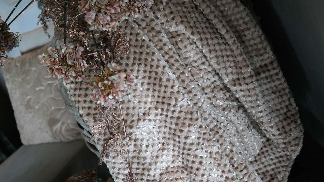 Plaid Rick fluffy - nougat, zachte pluche deken in neutrale tint