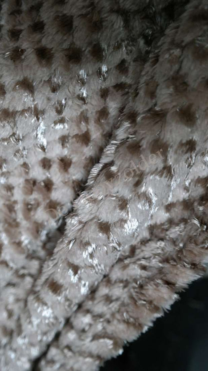 Plaid Rick fluffy in nougatkleur met zachte plucheachtige textuur; De Hooyzolder zichtbaar op de stof, met romige tinten
