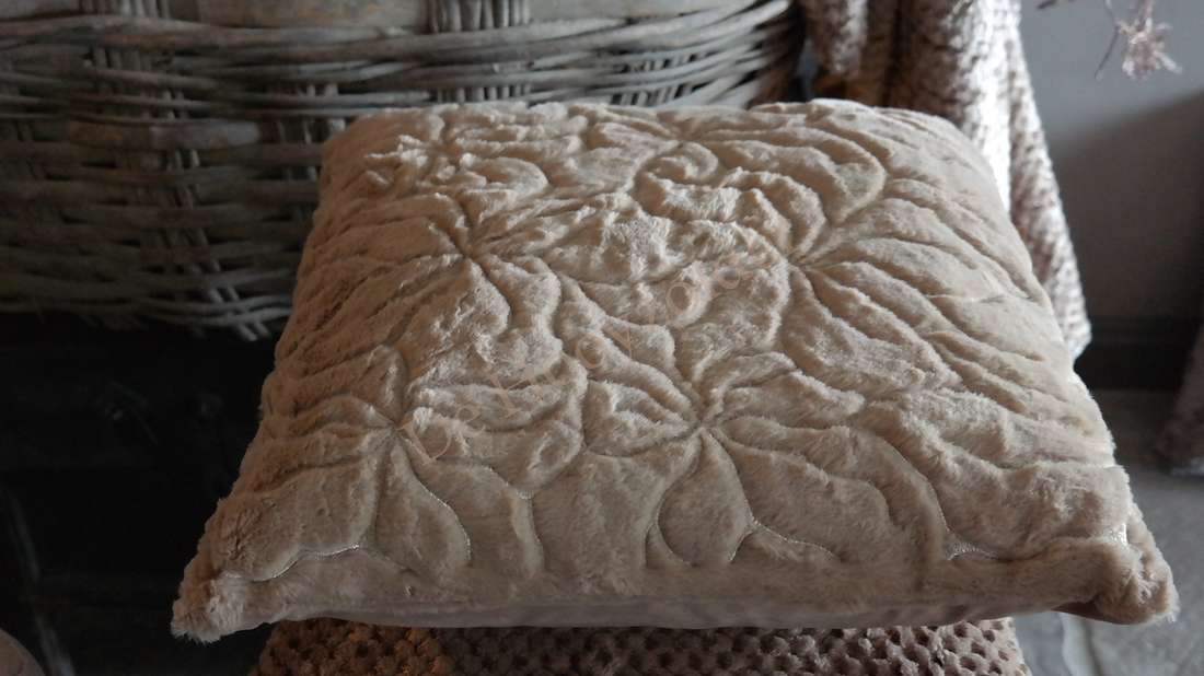 Kussen Ramyra bontlook in nougat met boucléachtige textuur