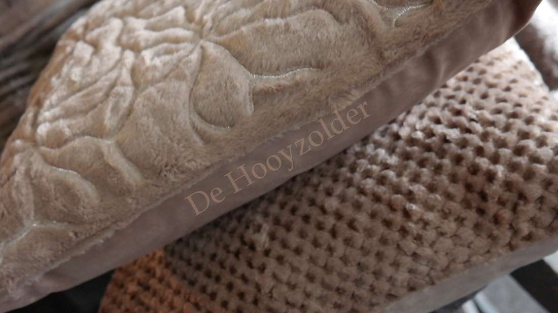 Kussen Ramyra bontlook nougat van De Hooyzolder; beige bouclé-achtig textiel
