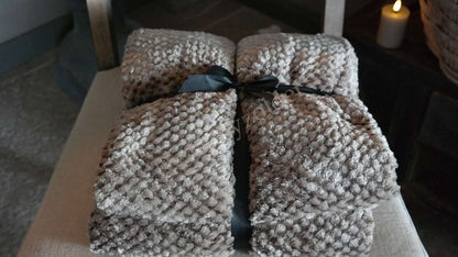 Plaid Rick fluffy - grijs, set van vier pluizige dekens gebonden met een zwarte strik