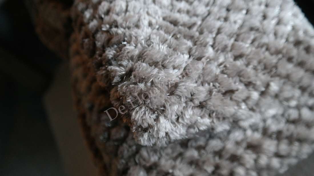 Plaid Rick fluffy grijs van De Hooyzolder, close-up van pluisachtig textiel
