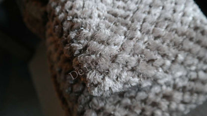 Plaid Rick fluffy grijs van De Hooyzolder, close-up van pluisachtig textiel