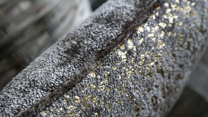 Kussen flow - bruin/goud, close-up van textiel met glanzende gouden accenten