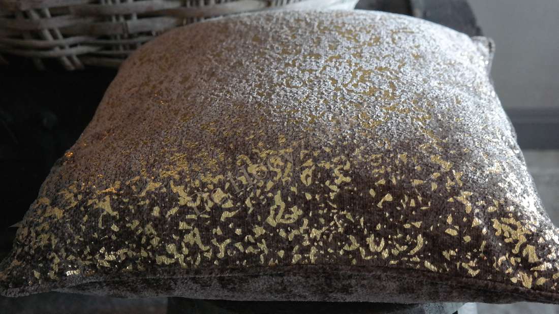 Kussen Flow bruin met goudkleurige metallic vlekken op fluwelen textiel.