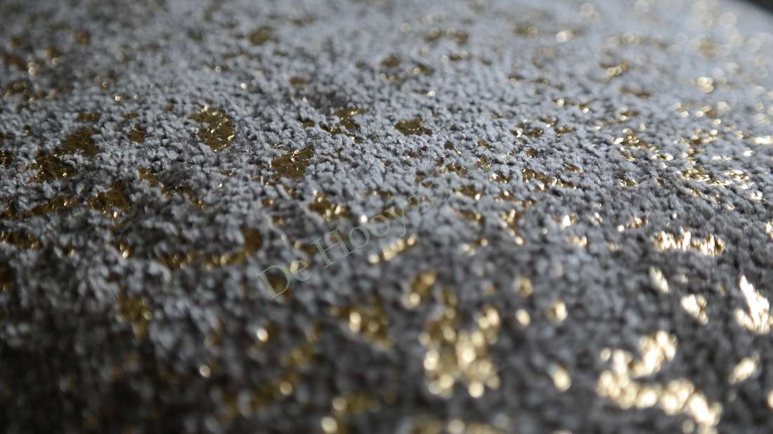 Kussen Flow bruin/goud van De Hooyzolder, close-up van textuur met gouden glans