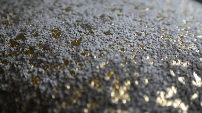 Kussen Flow bruin/goud van De Hooyzolder, close-up van textuur met gouden glans