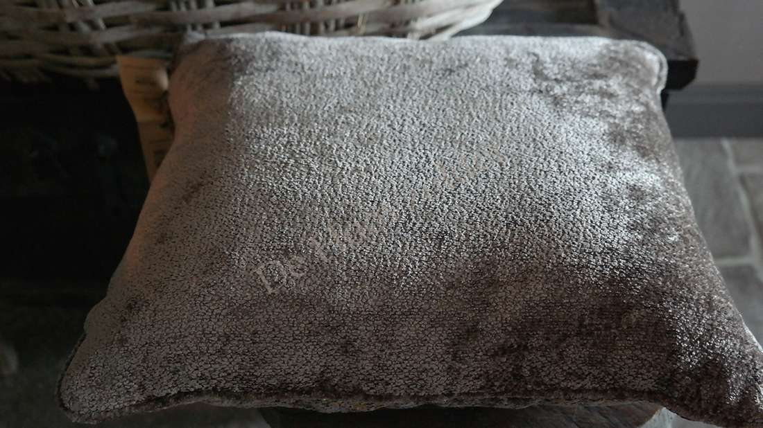Kussen flow bruin/goud met zachte bouclé-achtige textuur