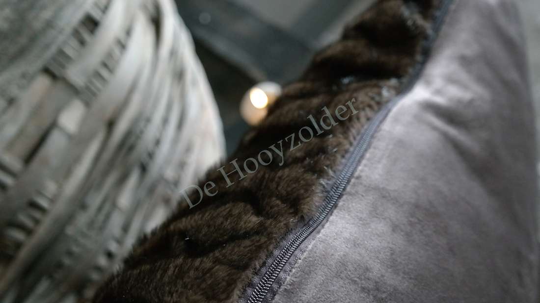 Kussen Harvy bontlook 3D donkerbruin, nepbont met ritssluiting, De Hooyzolder