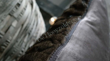 Kussen Harvy bontlook 3D donkerbruin, nepbont met ritssluiting, De Hooyzolder