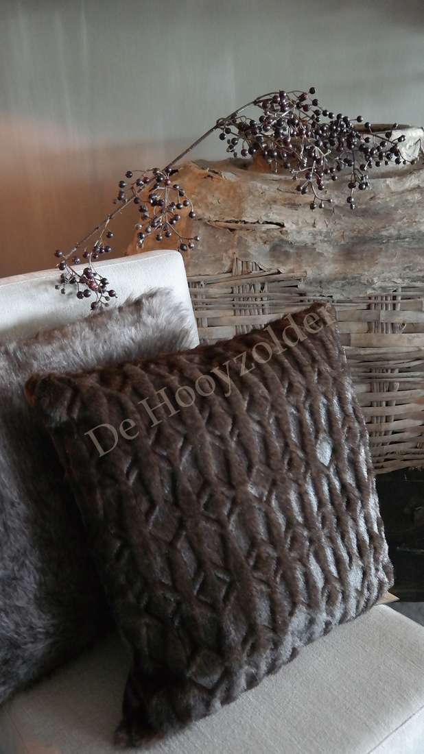 Kussen Harvy bontlook 3D donkerbruin van De Hooyzolder met faux fur textuur
