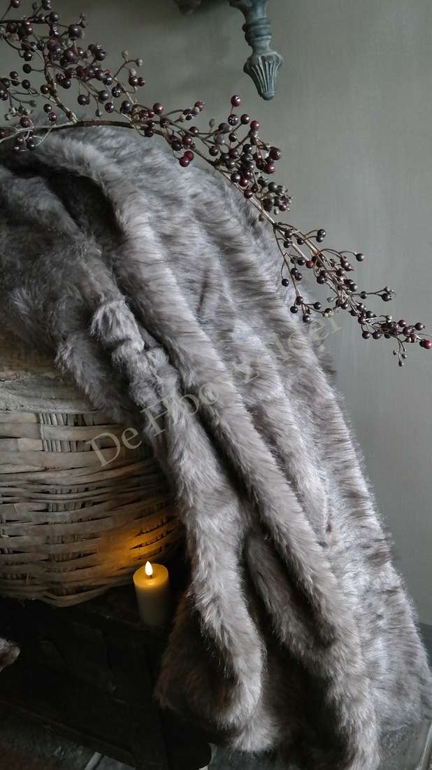 Plaid Iza imitatiebont - bruin mix, grijsbruine vacht over rieten mand met kaars, De Hooyzolder