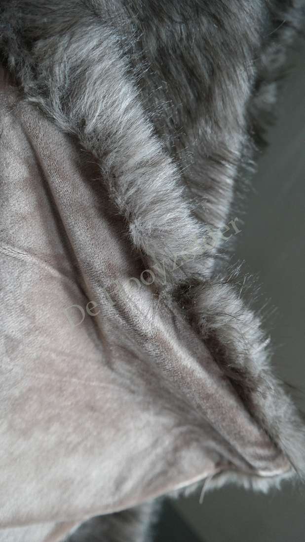 Plaid Iza imitatiebont - bruin mix, De Hooyzolder, close-up van zacht grijs-bruin faux fur langs velours-achtige stof