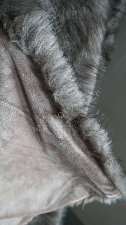 Plaid Iza imitatiebont - bruin mix, De Hooyzolder, close-up van zacht grijs-bruin faux fur langs velours-achtige stof