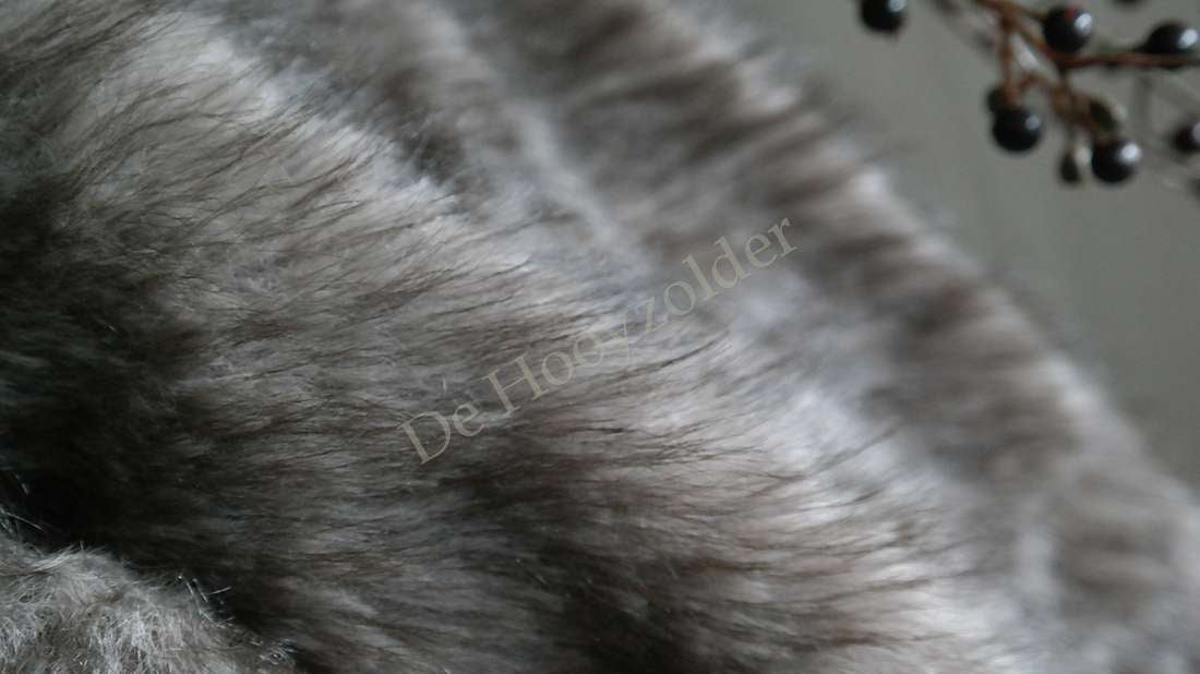 Plaid Iza imitatiebont bruin mix van De Hooyzolder, close-up vachttextuur