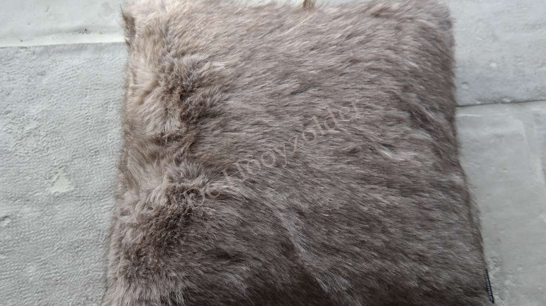 Kussen Joly imitatiebont in grijs, faux fur kussen van De Hooyzolder