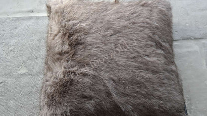 Kussen Joly imitatiebont in grijs, faux fur kussen van De Hooyzolder