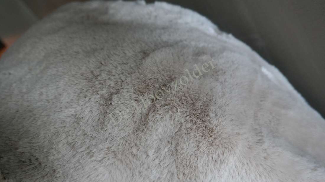 Kussen Plaid Zaya bont crème van De Hooyzolder, crèmekleurige pluizige faux-fur bekleding