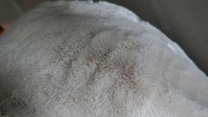 Kussen Plaid Zaya bont crème van De Hooyzolder, crèmekleurige pluizige faux-fur bekleding