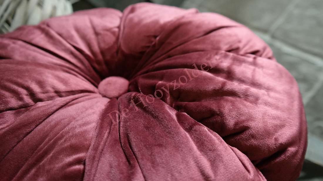 Rond velvetkussen in bordeauxkleur met zachte textuur, merk De Hooyzolder.