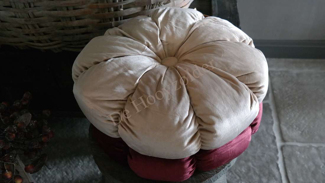 Kussen velvet rond beige, 2 stuks, van De Hooyzolder, met centrale knop