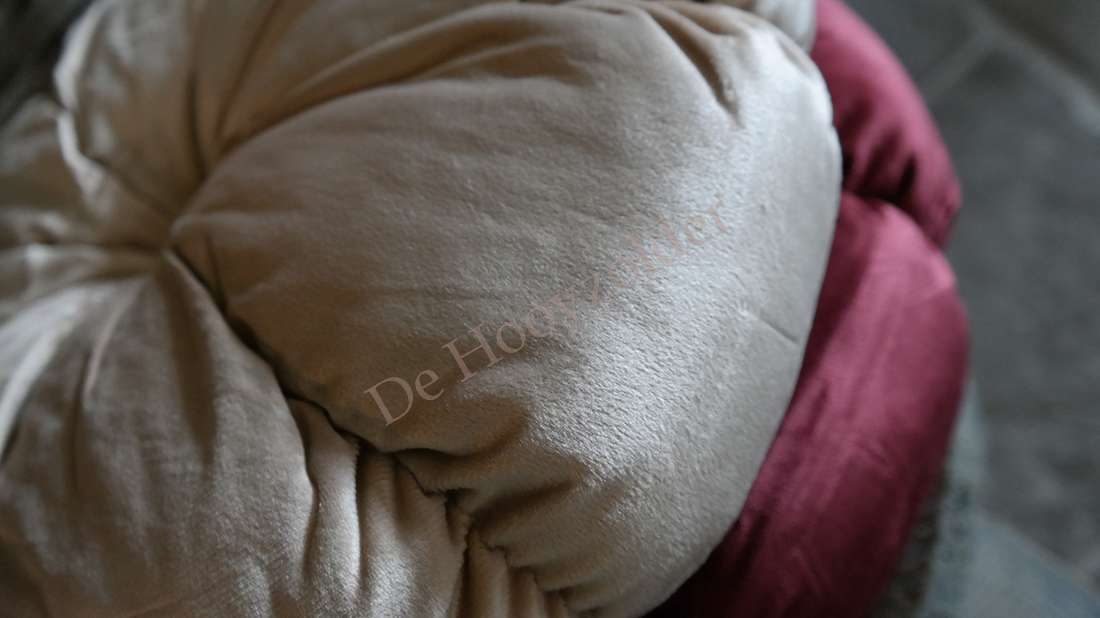 Rond beige velvetkussen van De Hooyzolder met zachte glans