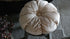Rond velvetkussen beige met centrale knop en plooiingen, De Hooyzolder