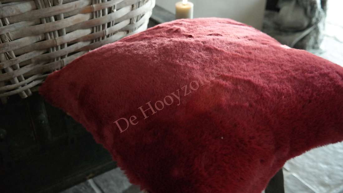 Kussen Zaza bontlook - bordeauxkleur, De Hooyzolder
