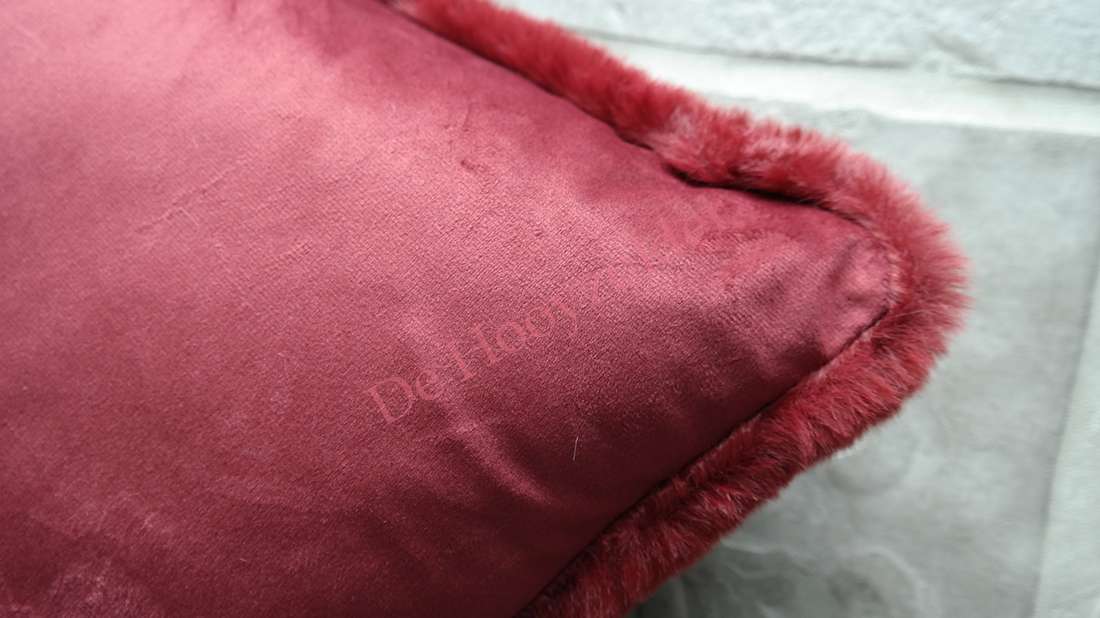 Kussen Zaza bontlook bordeaux met faux-bontrand, De Hooyzolder