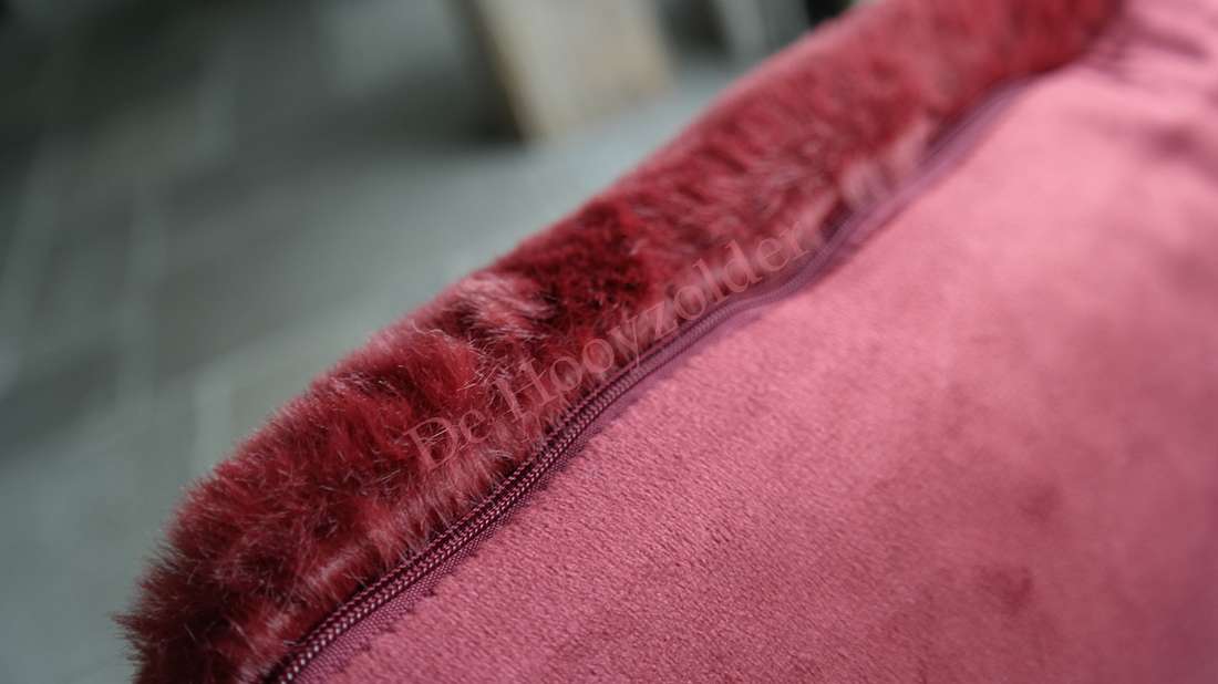 Kussen Zaza bontlook bordeaux met rits, De Hooyzolder.