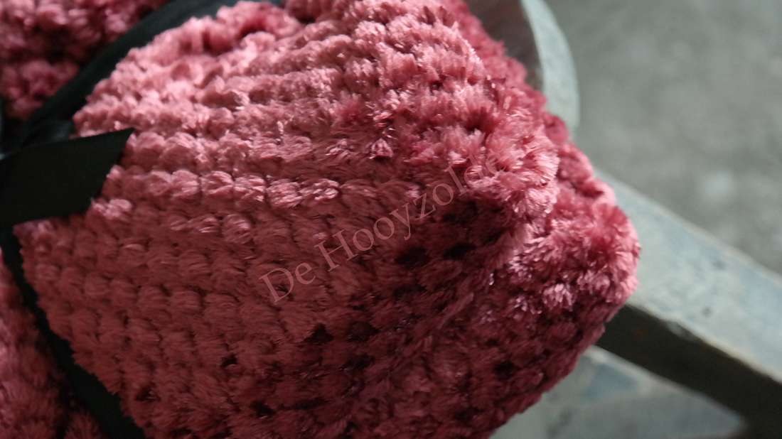 Plaid Rick fluffy - bordeaux met zachte, pluizige textuur; De Hooyzolder watermerk zichtbaar